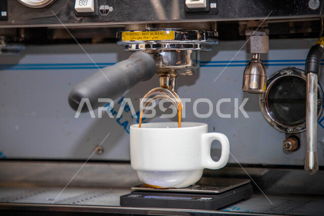 صورة مقربة لكوب من بذور البن المحمصة، مكينة إعداد وتحضير القهوة، اعداد وتحضير القهوة الطازجة، صنع المشروبات الساخنة من حبوب البن 