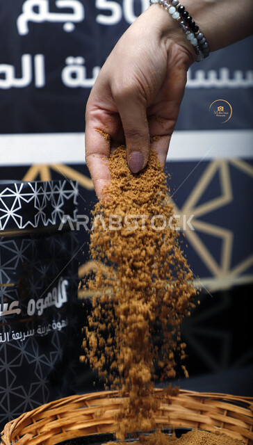 صورة مقربة ليد رجل يمسك القهوة المطحونة، القهوة المطحونة، اعداد وتحضير القهوة الطازجة، صنع المشروبات الساخنة من حبوب البن 