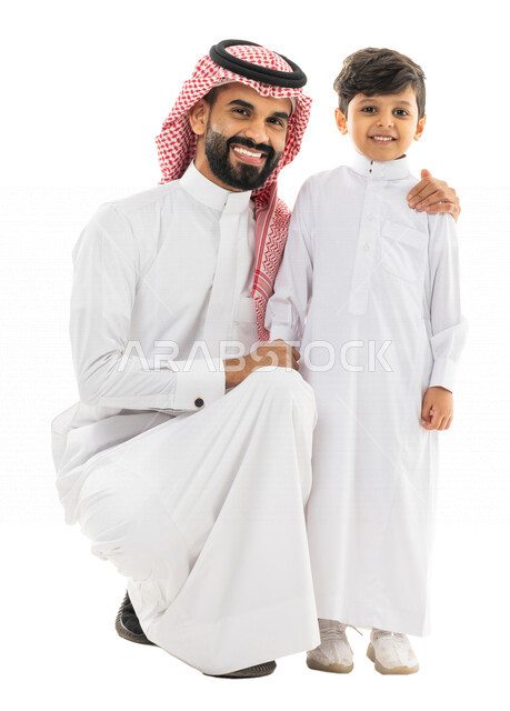 بورتريه لرجل عربي خليجي سعودي بجانب ابنه بتعابير تدل على الفرح والسعادة ، عائلة خليجية سعيدة ، اوقات عائلية ممتعة ، صورة بالطول الكامل ، كامل الجسم