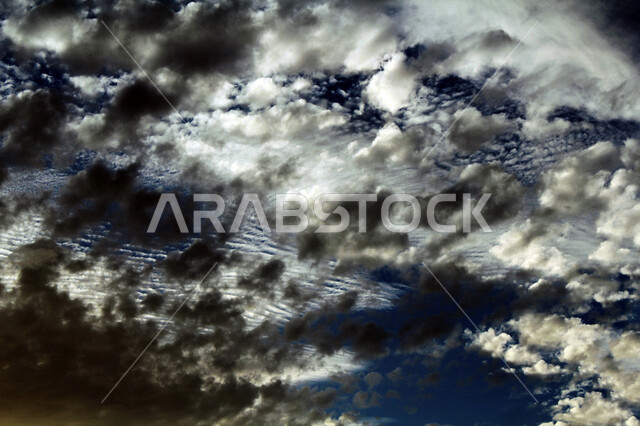 صورة مقربة لغيوم ركامية في سماء المملكة العربية السعودية، غيوم سوداء، مناظر طبيعية، جمال و روعة السماء الملبدة بالغيوم، الطبيعة في السعودية 