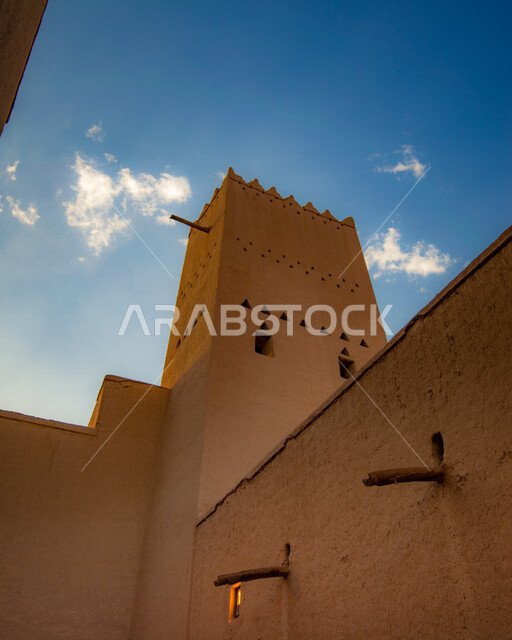 صورة مقربة لقصر المصمك التاريخي في الرياض بالمملكة العربية السعودية، معالم الرياض الاثرية، قصر المصمك، الهندسة المعمارية القديمة، السياحة في السعودية