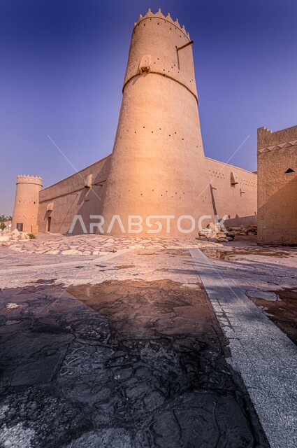 صورة مقربة لقصر المصمك التاريخي في الرياض بالمملكة العربية السعودية، معالم الرياض الاثرية، قصر المصمك، الهندسة المعمارية القديمة، السياحة في السعودية