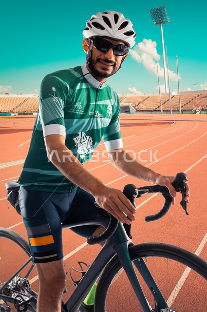 شاب عربي خليجي سعودي ، يرتدي الملابس الرياضية وخوذة الحماية، نشاط بدني للمحافظة على الصحة واللياقة الجسدية، أنشطة رياضية في السعودية، فعاليات الدراجات الهوائية، الإتحاد السعودي للدراجات، بطولات إستعراضية، سباق طواف السعودية