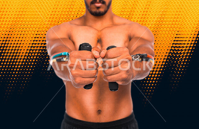 شاب عربي خليجي سعودي، يرتدي الملابس الرياضية، ممارسة التمارين الرياضية مع قبضة اليد المطاطية، نشاط بدني للمحافظة على الصحة واللياقة الجسدية، تمارين اليدين والصدر المتوسع، مفهوم المرونة واللياقة، أسلوب حياة صحي، القوة والنشاط ، تمارين الحبل المطاطي