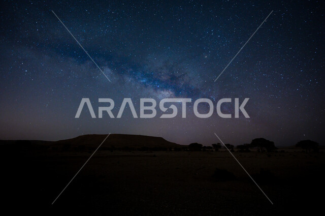 صورة ابداعية للنجوم في سماء المملكة العربية السعودية ليلا، مناظر طبيعية خلابة، سماء السعودية