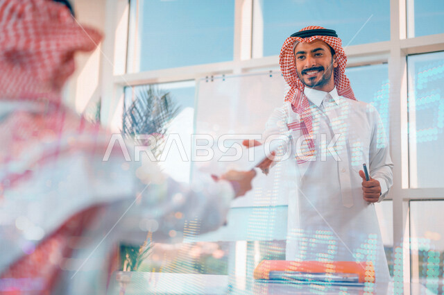 زملاء عمل في شركه عربيه سعوديه خليجيه , توزيع مهام واعمال الشركه, بيئة العمل السعودي الخليجي,  ارشاد وتوجيه , صفقه تجاريه ناجحه, اجتماع عمل, أعمال ومكاتب , سوق الأسهم, ورشة عمل