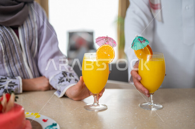 زوجان عربيان خليجيان سعوديان يحتفلان بذكرى الزواج، الاحتفال بيوم الفلنتاين، الاحتفال عيد الميلاد، بذكرى الزواج، أعياد ومناسبات