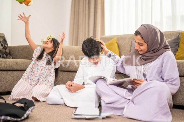 ام عربية خليجية سعودية تقوم بتعليم ابنها، الانشطة التعليمية، تنمية قدرات الطفل، تعلم وتطور الاطفال، تعليم وتطوير الابناء، رعاية الابناء، الاهتمام بتعليم الابناء