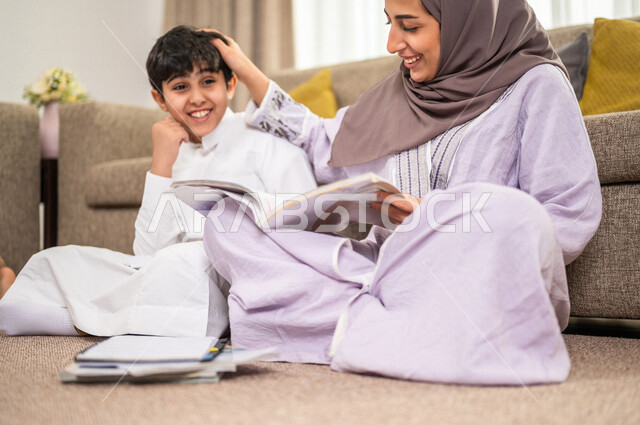 ام عربية خليجية سعودية تقوم بتعليم ابنها، الانشطة التعليمية، تنمية قدرات الطفل، تعلم وتطور الاطفال، تعليم وتطوير الابناء، رعاية الابناء، الاهتمام بتعليم الابناء