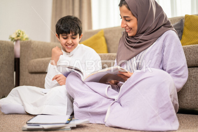 ام عربية خليجية سعودية تقوم بتعليم ابنها، الانشطة التعليمية، تنمية قدرات الطفل، تعلم وتطور الاطفال، تعليم وتطوير الابناء، رعاية الابناء، الاهتمام بتعليم الابناء