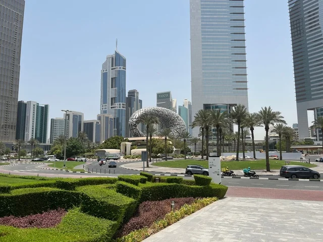 متحف المستقبل في دبي مع ناطحات السحاب والشارع