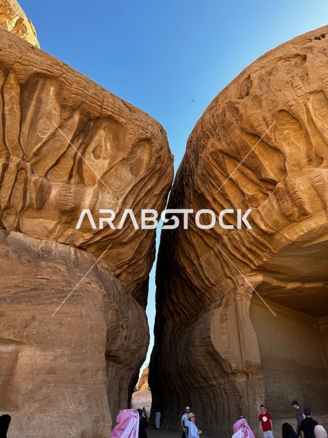 الشق الصخري في جبل أثلب بمنطقة العلا السعودية