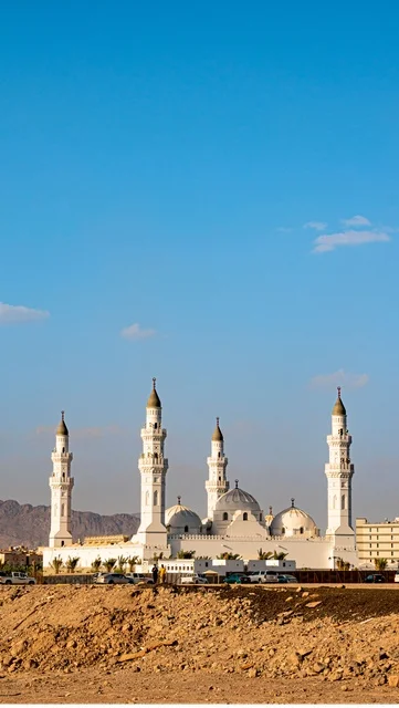 مسجد قباء في المدينة المنورة بالسعودية تحت السماء الزرقاء