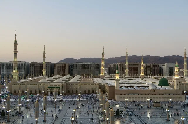 مآذن المسجد النبوي الشريف بالمدينة المنورة وقت الغروب