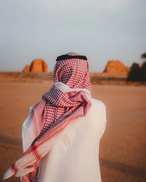 رجل سعودي بالزي التقليدي في الصحراء السعودية من الخلف