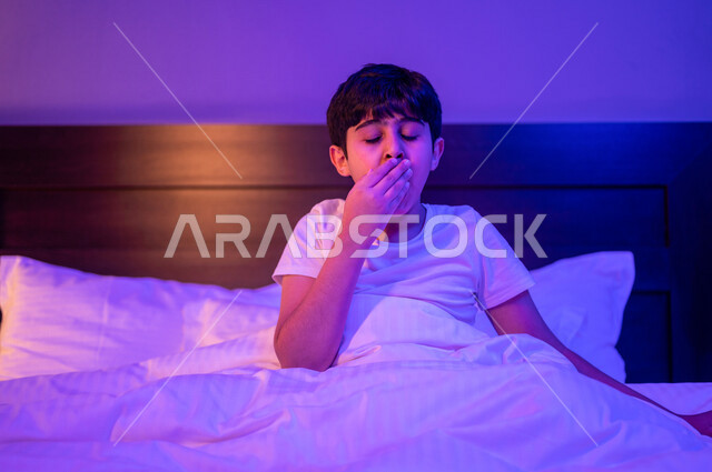 طفل عربي خليجي سعودي يستعد للنوم، ايماءات وجه ويدين تدل على النعس الشديد، الاسترخاء قبل النوم