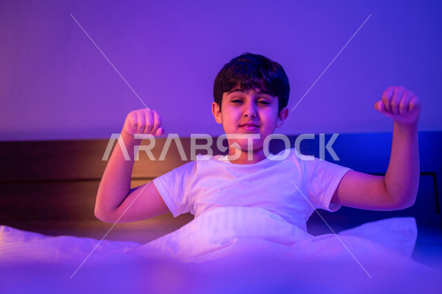 طفل عربي خليجي سعودي يستعد للنوم، ايماءات وجه ويدين تدل على النعس الشديد، الاسترخاء قبل النوم