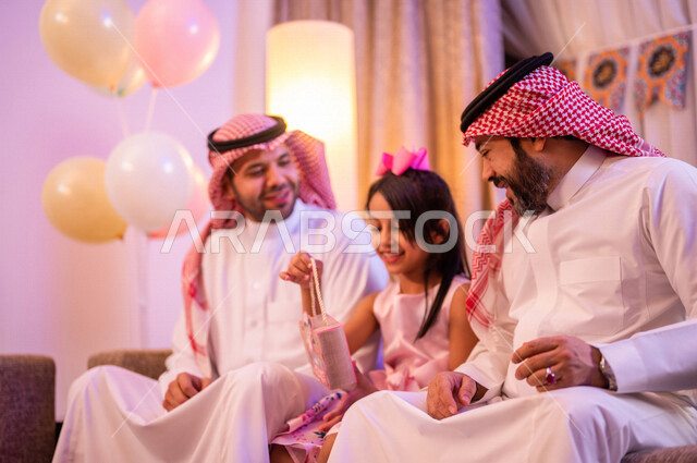 اجواء العائلة السعودية في العيد، العيد بين الأهل، بهجه وفرحة العيد، تجمع العائلة، اللمة العائلية في العيد، عادات العيد في المجتمع السعودي الخليجي، زيارات العيد، الاحتفال بالعيد السعيد، أجواء عائلية سعيدة، أعياد ومناسبات
