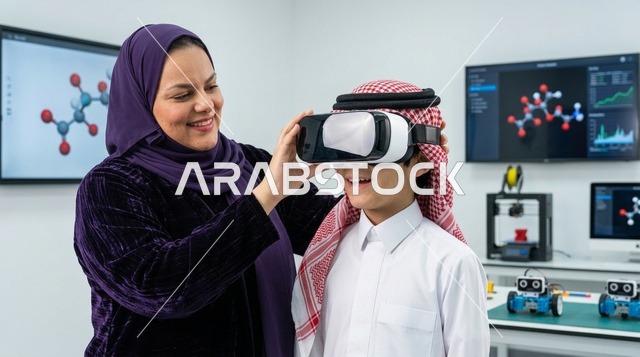 طالب سعودي يستخدم نظارة الواقع الافتراضي في فصل ذكي