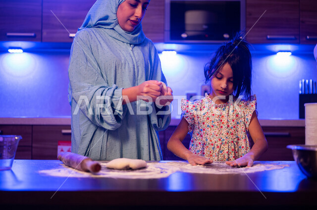 ام عربية خليجية سعودية مع ابنتها في المطبخ، تعليم الابنة تحضير العجين، المشاركة في الاعمال المنزلية، اعداد وتحضير العجين، تعليم فنون الطبخ، الشيف الصغير، مشاركة الابنة في المطبخ، قضاء وقت ممتع مع الطفلة