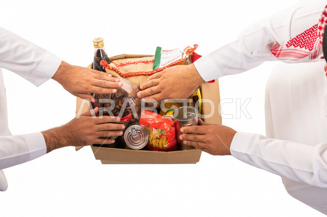 رجلان عربيان خليجيان سعوديان يتشاركان في اعداد الطرد الغذائي ، التبرع لمشروع السلة الغذائية ، سلال وطرود غذائية ،اعمال خيرية ، تبرعات وعاطاءات ، جمعيات خيرية للمحتاجين ، مبادرات انسانية ، شهر رمضان