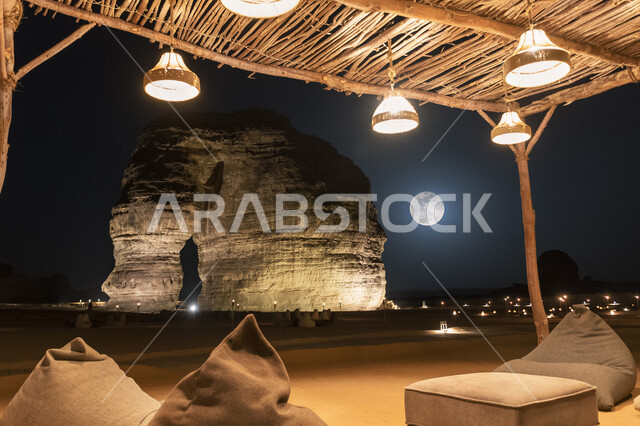 اطلالة رائعة من داخل الخيمة لصخرة الفيل في العلا في شمال غرب المملكة العربية السعودية ، جمال التكوينات الصخرية في السعودية ، معالم اثرية سياحية في السعودية ، رحلة سياحية