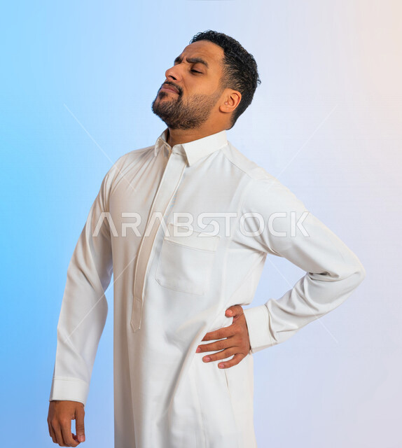 بورتريه لرجل عربي سعودي خليجي يعاني من الام شديدة في اسفل البطن الايمن  ، التهاب الزائدة الدودية ، تشنج العضلات ، الام في الكلى ، التعب والارهاق