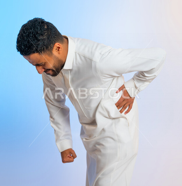 بورتريه لرجل عربي سعودي خليجي يعاني من الام شديدة في اسفل البطن الايمن  ، التهاب الزائدة الدودية ، تشنج العضلات ، الام في الكلى ، التعب والارهاق