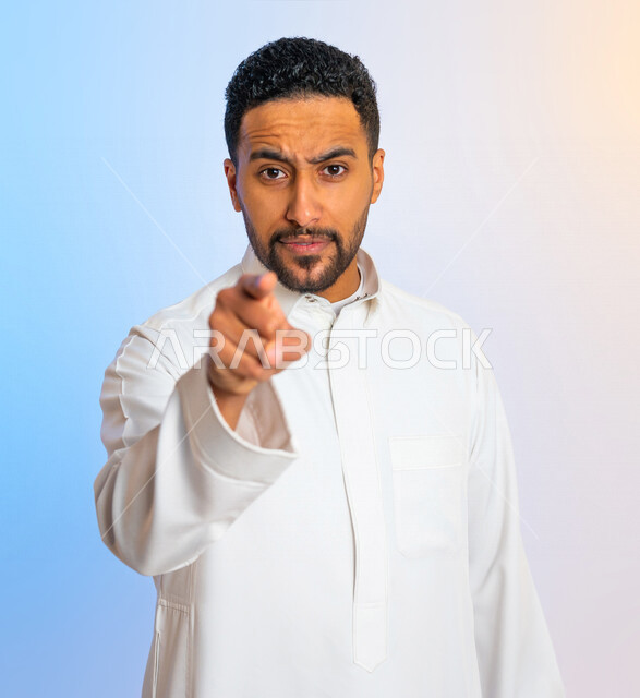 بورتريه لرجل عربي سعودي خليجي يشير باصبع السبابة لهدف ما، الاشارة لشيء ما، النقر والضغط، حركة اصبع واشارات