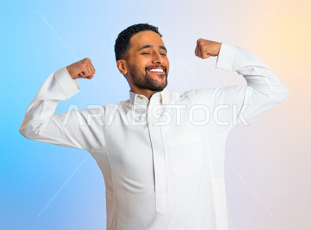 بورتريه لرجل عربي سعودي خليجي يقوم بعرض العضلات، التمتع بجسم صحي ، يقوم بإيماءات يدين تدل على القوة والشجاعة ، بنية جسدية صحية ، اللياقة البدنية ، عضلات 