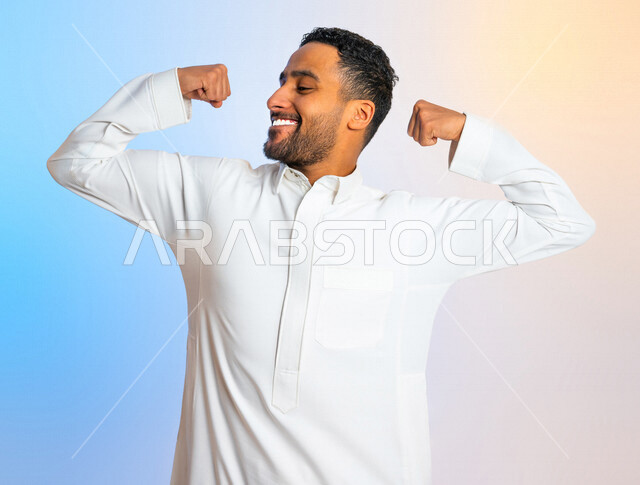 بورتريه لرجل عربي سعودي خليجي يقوم بعرض العضلات، التمتع بجسم صحي ، يقوم بإيماءات يدين تدل على القوة والشجاعة ، بنية جسدية صحية ، اللياقة البدنية ، عضلات 