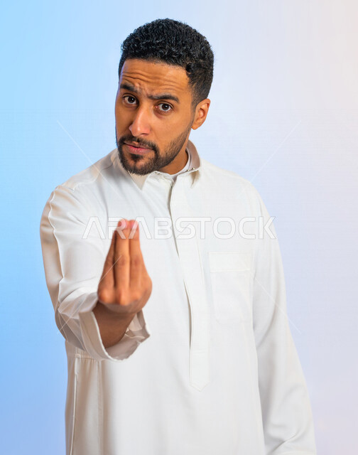 بورتريه لرجل عربي سعودي خليجي يقوم بايماءات يد تدل على طلب الهدوء والصبر ، التمهل والانتظار ، التأن والتريث ، التهديد 