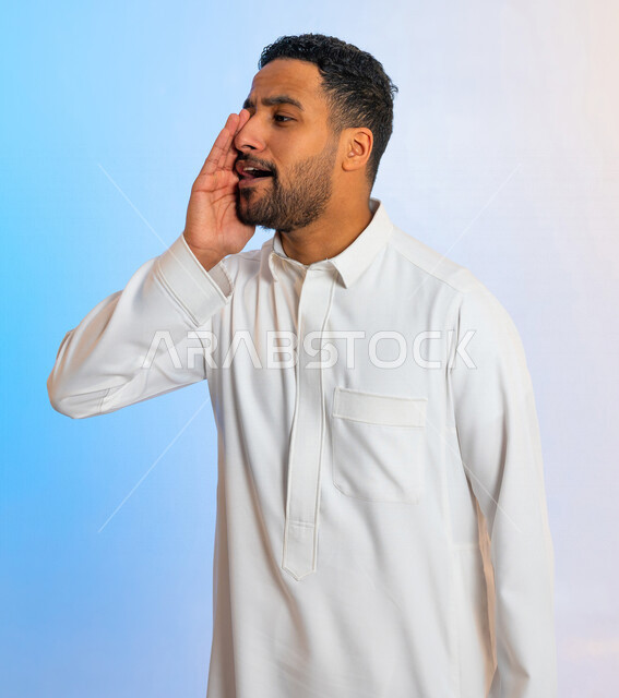 بورتريه لرجل عربي سعودي خليجي يقوم بايماءات تدل على المناداة ، التحدث بصوت منخفض ، مشاركة سر ،الهمس والهدوء اثناء الكلام  