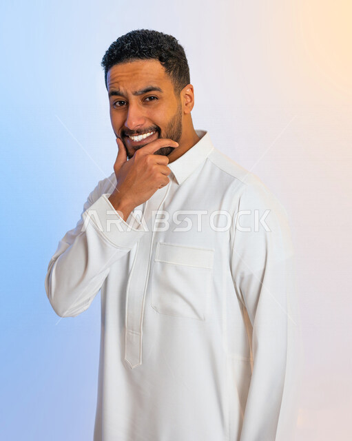 بورتريه لرجل عربي سعودي خليجي مبتسم بايماءات يد تدل على الاستماع والانصات، التفكير والتأمل ، افكار ايجابية ، ابتسامة هوليود