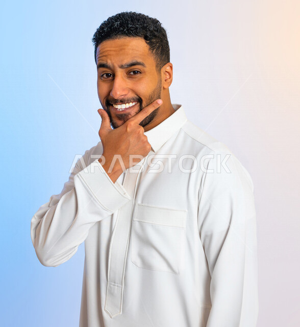 بورتريه لرجل عربي سعودي خليجي مبتسم بايماءات يد تدل على الاستماع والانصات، التفكير والتأمل ، افكار ايجابية ، ابتسامة هوليود