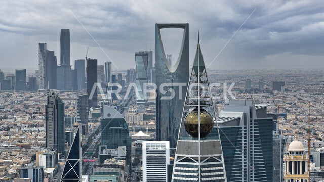 صورة ابداعية للأبراج وناطحات السحاب في مدينة الرياض بالمملكة العربية السعودية وقت غروب الشمس، الابراج وناطحات السحاب في الرياض، غروب الشمس، معالم الرياض، السياحة في السعودية