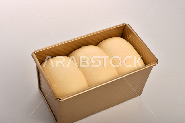 طبق من العجينة الطازجة، مخبوزات شعبية طازجة، مخبوزات ومعجنات، طبق من أقراص العجينة، خلفية بيضاء