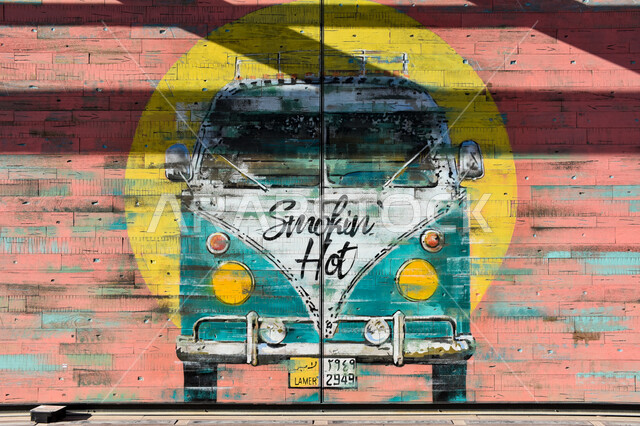 صورة ابداعية لرسمة جدارية في منطقة شاطيء لامير بمدينة دبي في الامارات العربية المتحدة، أشهر المناطق السياحية الجديدة في الإمارات، لوحات فنية تجذب الزوار والسياح، رسومات ابداعية، السياحة في الامارات