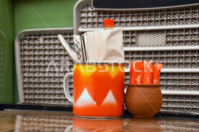 صورة من الداخل لاحد المطاعم، طاولة مطعم ، جلسات هادئة، تصاميم وديكورات، ديكورات مميزة