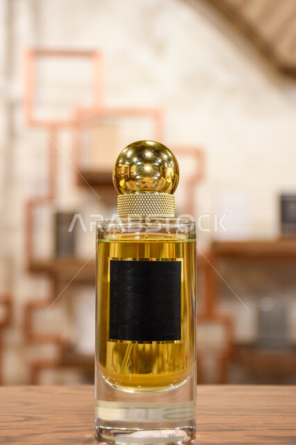 صورة مقربة لزجاجة عطر، التعطر والتطيب ، فن تصوير المنتجات والعطور بشكل إحترافي، عطر عربي فاخر، عطور فاخرة، عطور خليجية سعودية، روائح جميلة