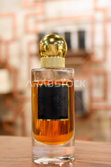صورة مقربة لزجاجة عطر، التعطر والتطيب ، فن تصوير المنتجات والعطور بشكل إحترافي، عطر عربي فاخر، عطور فاخرة، عطور خليجية سعودية، روائح جميلة