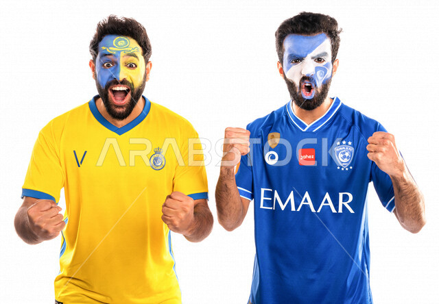 بورتريه لشاب عربي خليجي سعودي يرتدي تيشرت نادي النصر السعودي واخر يرتدي تيشرت نادي الهلال السعودي، مشجع فريق الأهلي السعودي، مشجع فريق النصر السعودي، شابان يرسمان على وجوههم شعار اندية فرقهم، إيماءات وجه ويدين تدل على الحماس والشغف بالفوز، خلفية بيضاء