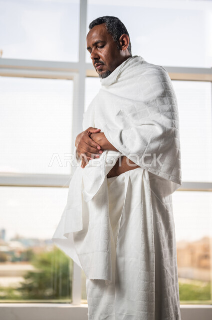 رجل عربي سعودي خليجي يرتدي لباس الاحرام و يؤدي فريضة الصلاة ، الركوع والسجود ، صلاة التراويح ،الصلاة  والتضرع الى الله ، اداء مناسك الحج والعمرة ، العبادة والتقرب الى الله  ، أذكار وأدعية 