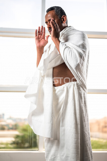 رجل عربي سعودي خليجي يرتدي لباس الاحرام و يؤدي فريضة الصلاة ، الركوع والسجود ، صلاة التراويح ،الصلاة  والتضرع الى الله ، اداء مناسك الحج والعمرة ، العبادة والتقرب الى الله  ، أذكار وأدعية 
