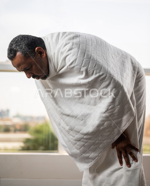 رجل عربي سعودي خليجي يرتدي لباس الاحرام و يؤدي فريضة الصلاة ، الركوع والسجود ، صلاة التراويح ،الصلاة  والتضرع الى الله ، اداء مناسك الحج والعمرة ، العبادة والتقرب الى الله  ، أذكار وأدعية 