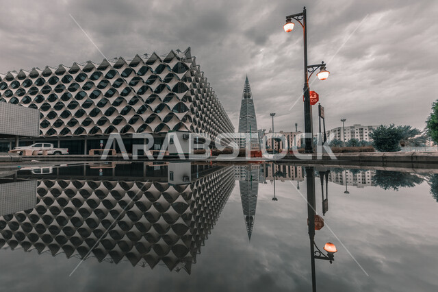 صورة جمالية لمكتبة الملك فهد الوطنية  في مدينة الرياض بالمملكة العربية السعودية ، معالم سياحية مشهورة بالسعودية ، الفن الهندسي المعماري بالسعودية ، مكتبات وطنية بالرياض