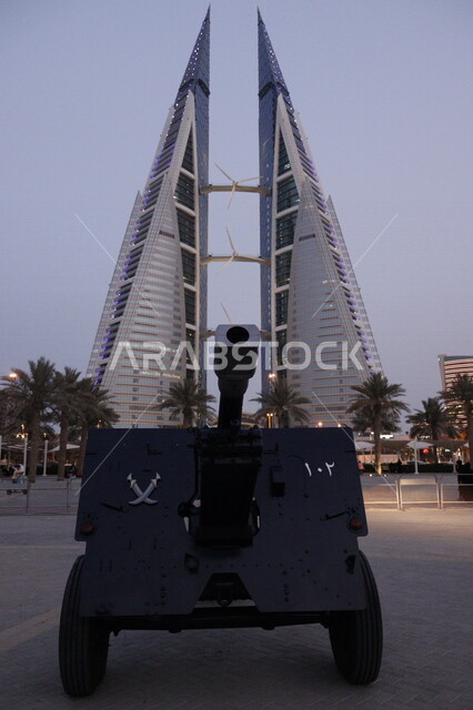 صورة لمدفع الإفطار أمام مركز البحرين التجاري العالمي - مودا مول ، أماكن سياحية في البحرين ، معالم سياحية مشهورة بمملكة البحرين ، الفن الهندسي المعماري بمملكة البحرين ، أبراج وناطحات السحاب في البحرين ، مدفع رمضان ، مدفع عتيق