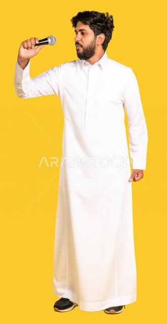 بورتريه لرجل عربي خليجي سعودي مستمتع بالغناء ويقفز بحماس ، طرب وغناء  ، التدريب الصوتي ، تسجيل الاغاني ، موهبة الغناء ، القاء الخطابات ، التسلية والترفيه ، صورة بالطول الكامل ، كامل الجسم 