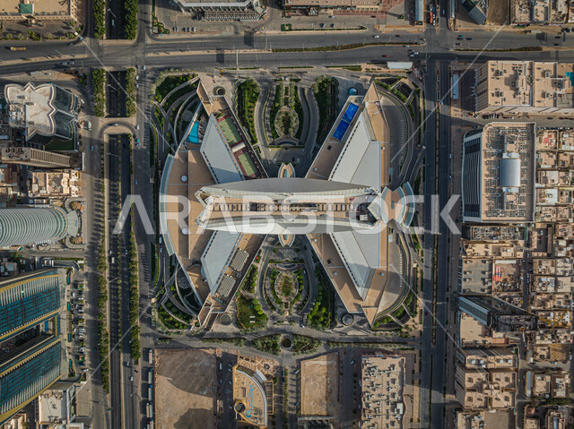 صورة من الأعلى لبرج المملكة في مدينة الرياض بالمملكة العربية السعودية ، الأبراج وناطحات السحاب ، معالم سياحية مشهورة بالسعودية ، الفن الهندسي المعماري بالسعودية ، السياحة في السعودية ، طرق وشوارع الرياض