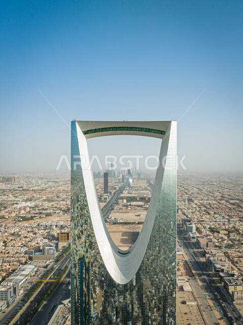 صورة من الأعلى لبرج المملكة في مدينة الرياض بالمملكة العربية السعودية ، الأبراج وناطحات السحاب ، معالم سياحية مشهورة بالسعودية ، الفن الهندسي المعماري بالسعودية ، السياحة في السعودية ، طرق وشوارع الرياض
